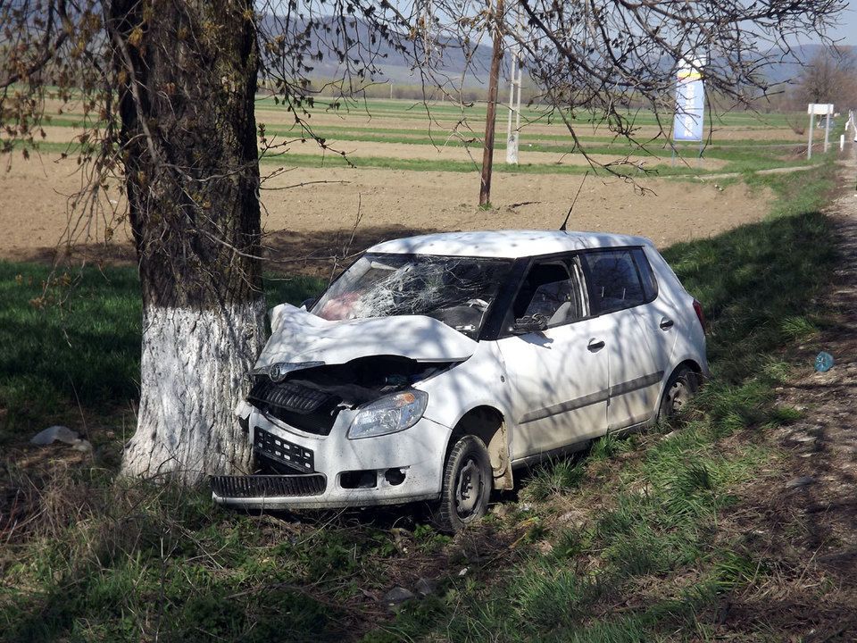 Accident grav în comuna Olari. O mașină a intrat într-un pom