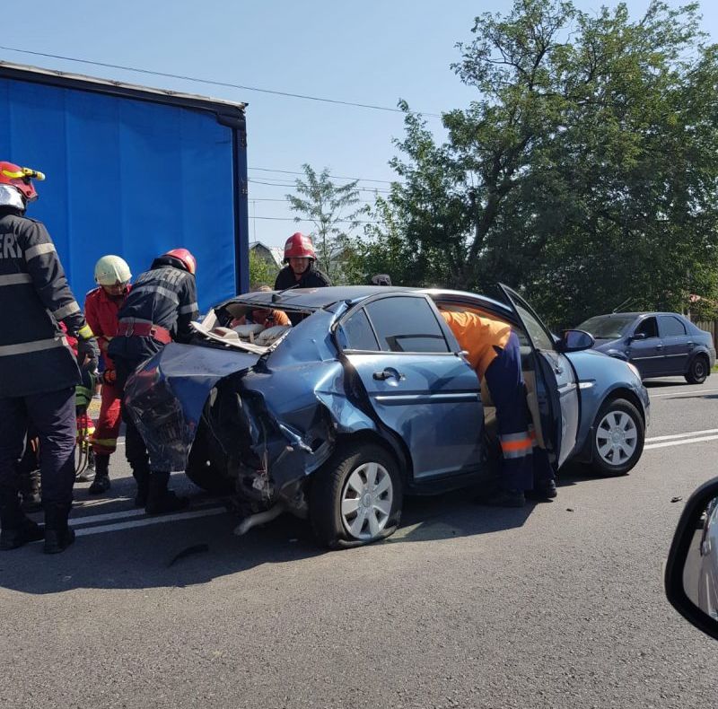 Accident rutier în Valea Călugărească, pe DN1B, între două autoturisme și un TIR