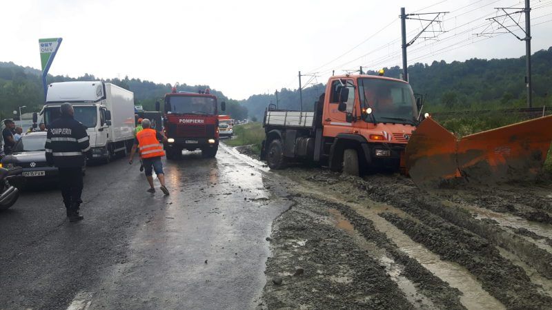 Circulația a fost reluată pe DN1 la Nistorești pe câte o bandă pe fiecare sens de mers VIDEO&amp;FOTO