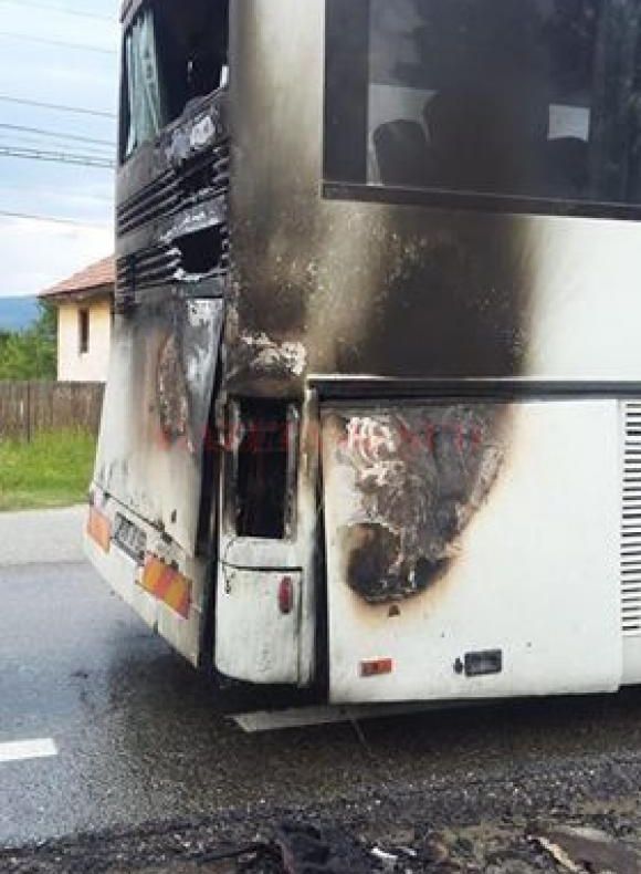 Microbuz cu pasageri, cuprins de flăcări la Păuleşti, în Prahova