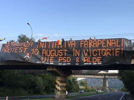Protest anti- PSD la Câmpina. Un banner de mari dimensiuni cu mesajul ”_UIE PSD &amp; ALDE” a fost atârnat de un pod pe DN1