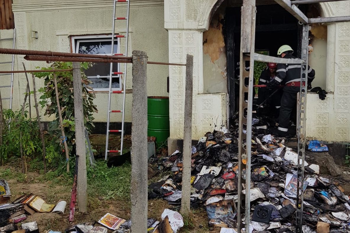 Incendiu la  o casă parohială din Prahova! VIDEO