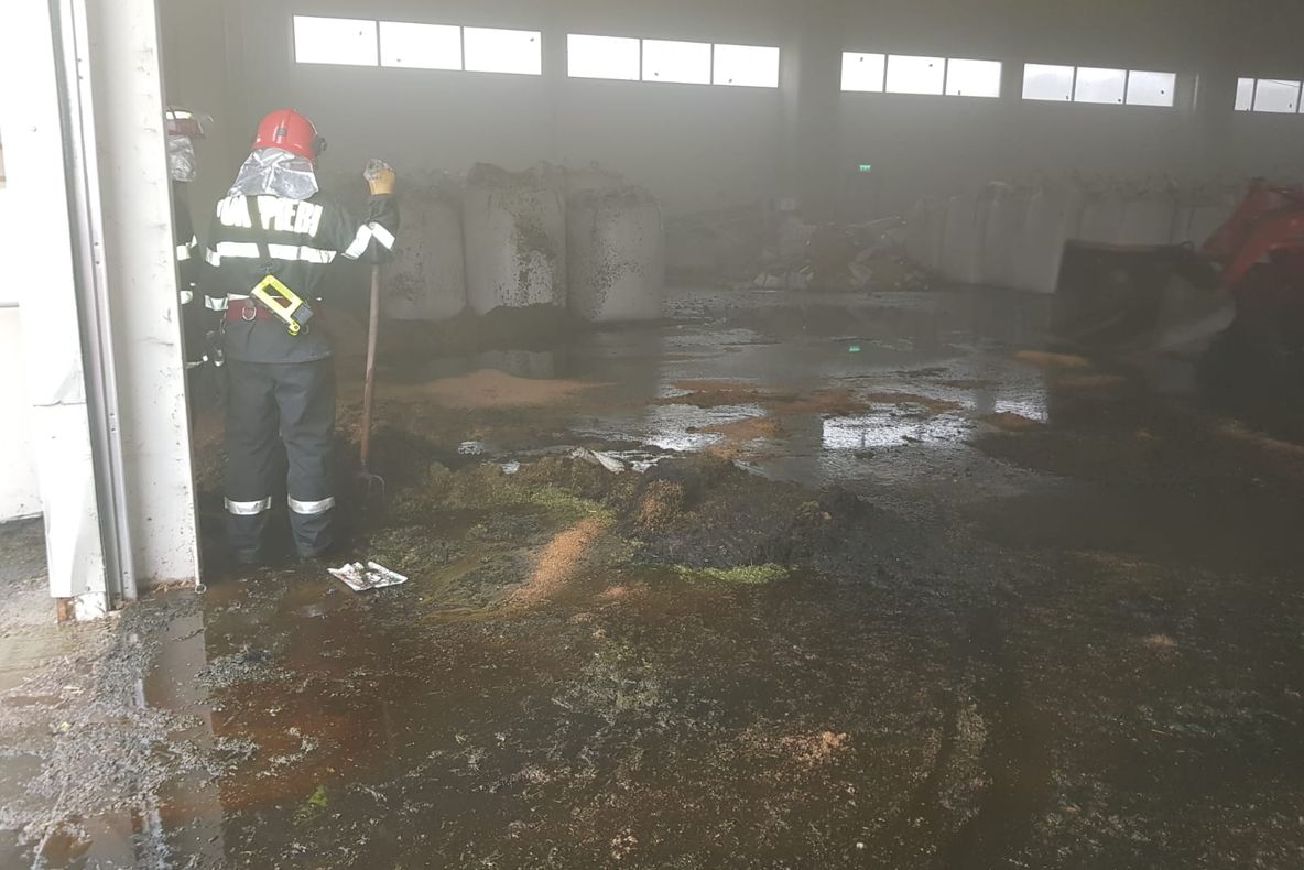 Incendiu la o hală de combustibil solid din Prahova | FOTO