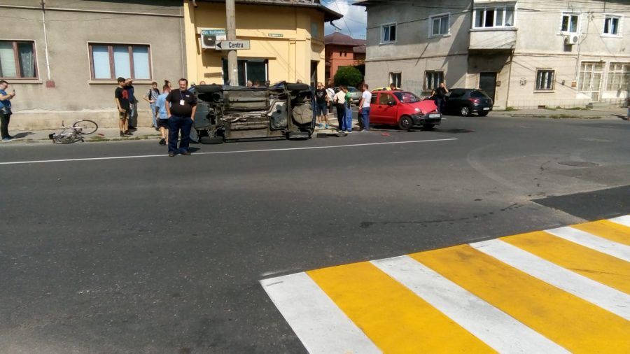 Accident pe strada Stadionului din Ploiești! O mașină s-a răsturnat FOTO&amp;VIDEO