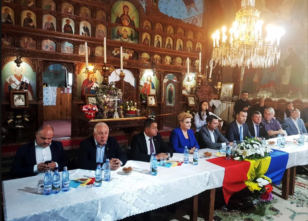 Prahova: Politicienii cu spatele la altar în timpul discuțiilor despre referendum!