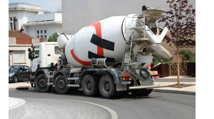 O cisternă a rămas împotmolită în betonul turnat pe DN1, la Bărcănești