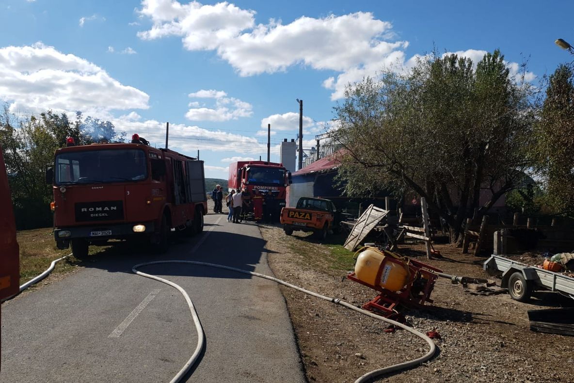 Un camion plin cu stupi de albine a luat foc la Bălțești