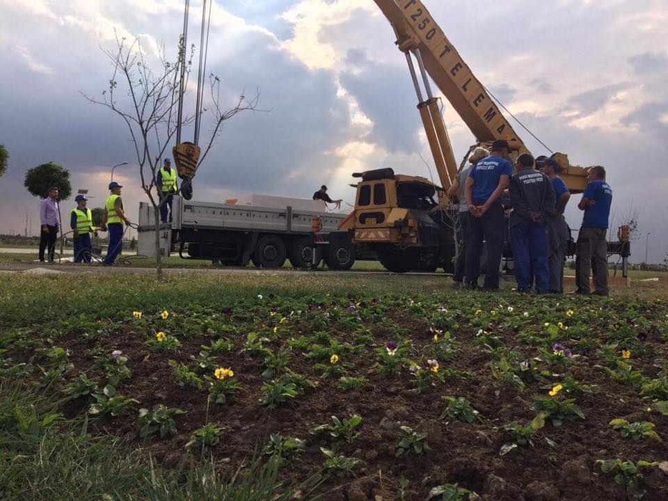 Pregătiri pentru Tabăra de Sculptură la Ploieşti. Au sosit blocurile de marmură