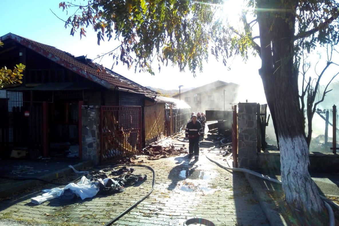 Incendiu la un depozit de haine din Câmpina | FOTO