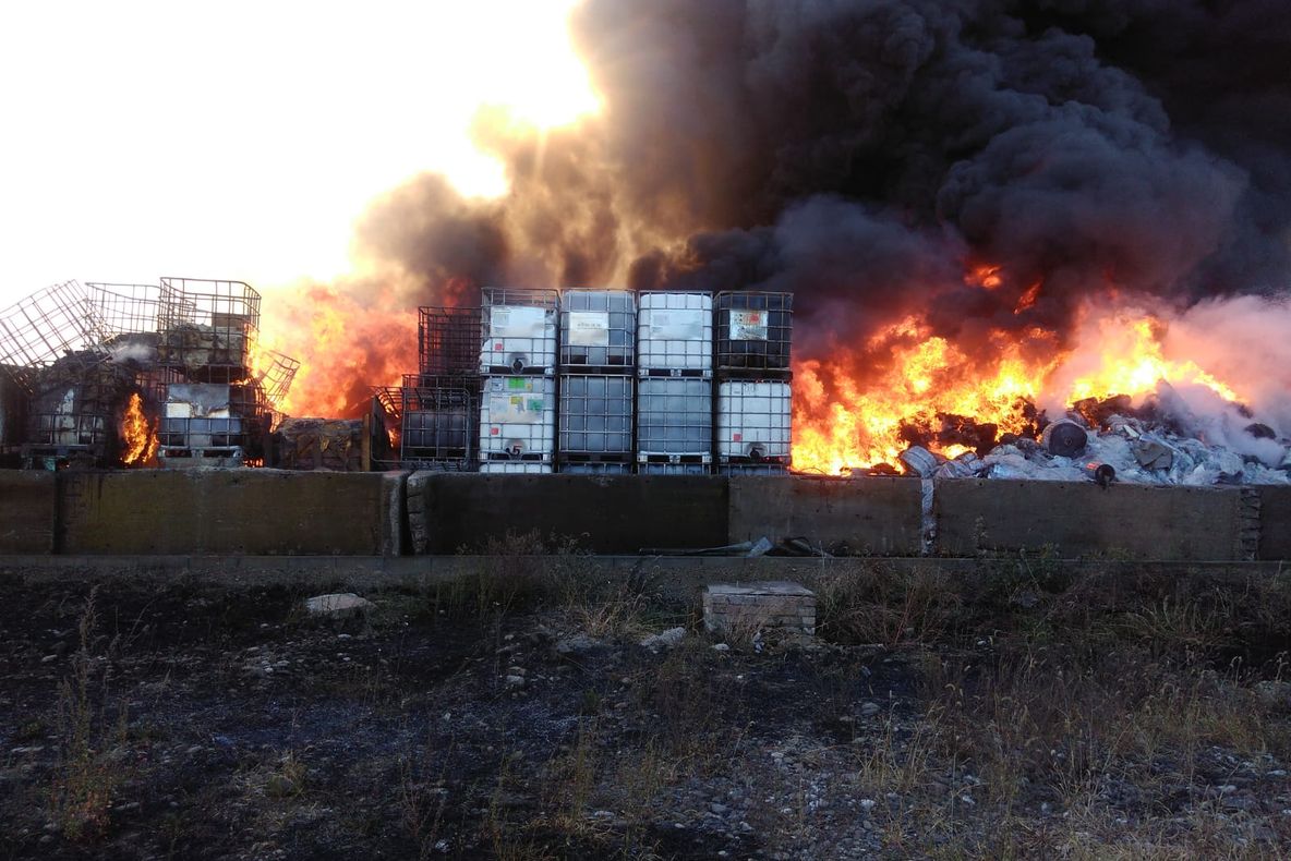 VIDEO| Incendiu puternic la un depozit de mase plastice din Pleașa. 41 de pompieri, la datorie