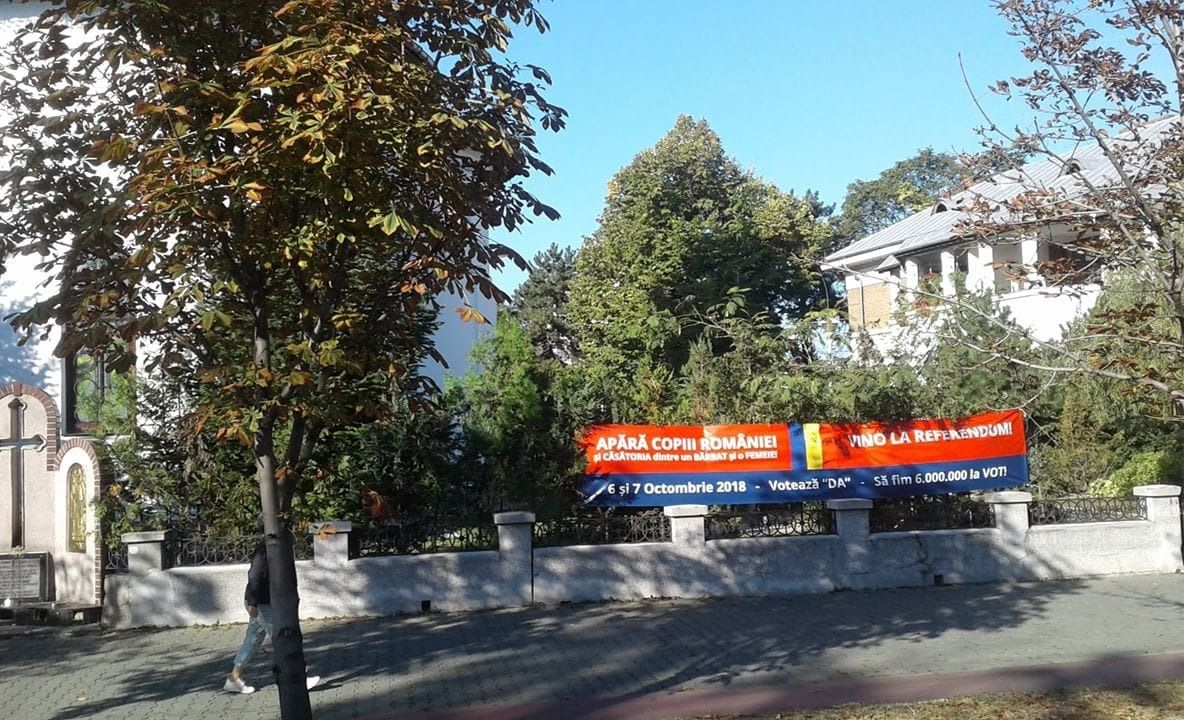 Bannerele pro-referendum cu drapelul național, afișate de bisericile din Prahova, sunt ilegale