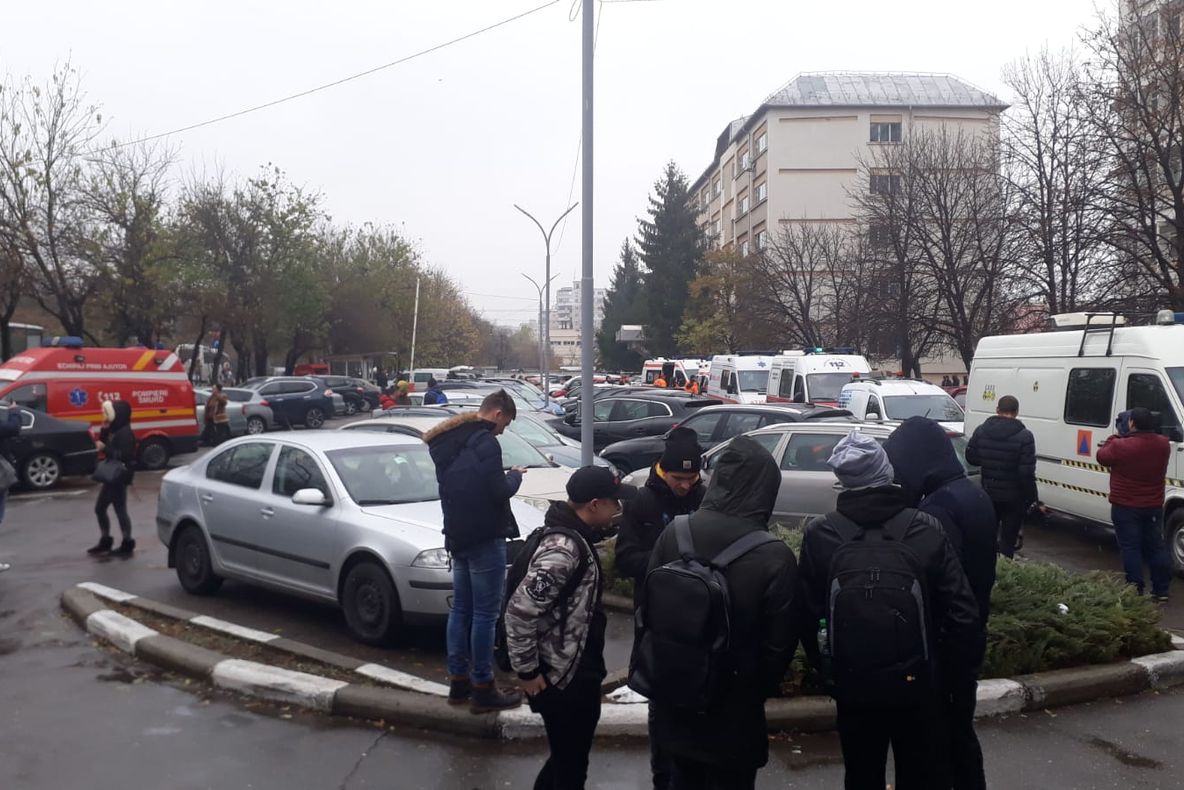 FOTO| Cincizeci de persoane evacuate din Universitatea Petrol-Gaze din cauza unui miros iritant