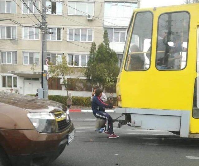 VIDEO VIRAL | Doi copii merg agățați de tramvai! Să fie efectul scumpirii biletelor la Ploiești?!
