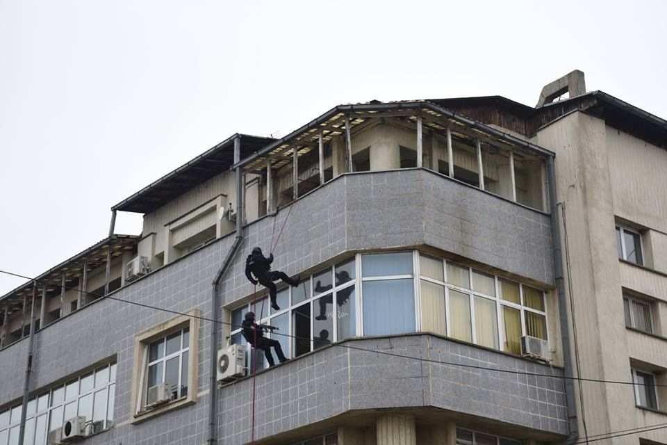 Exerciţiu de intervenţie antiteroristă la sediul CONPET din Ploieşti | FOTO