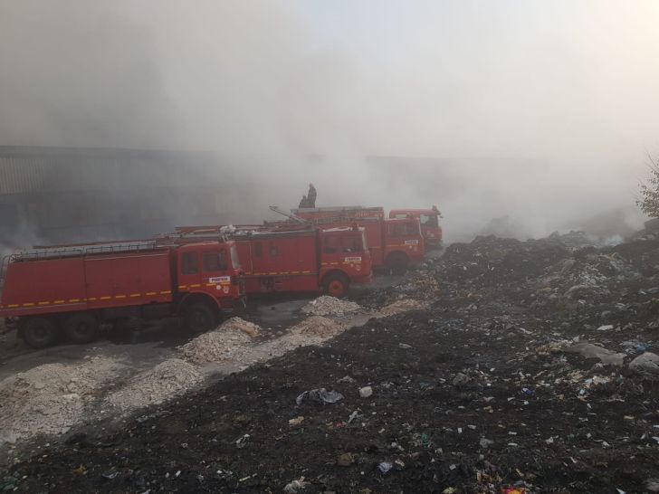 Incendiile din Ploieşti nu au fost stinse. Monoxidul de carbon, la valori aproape de limita maximă