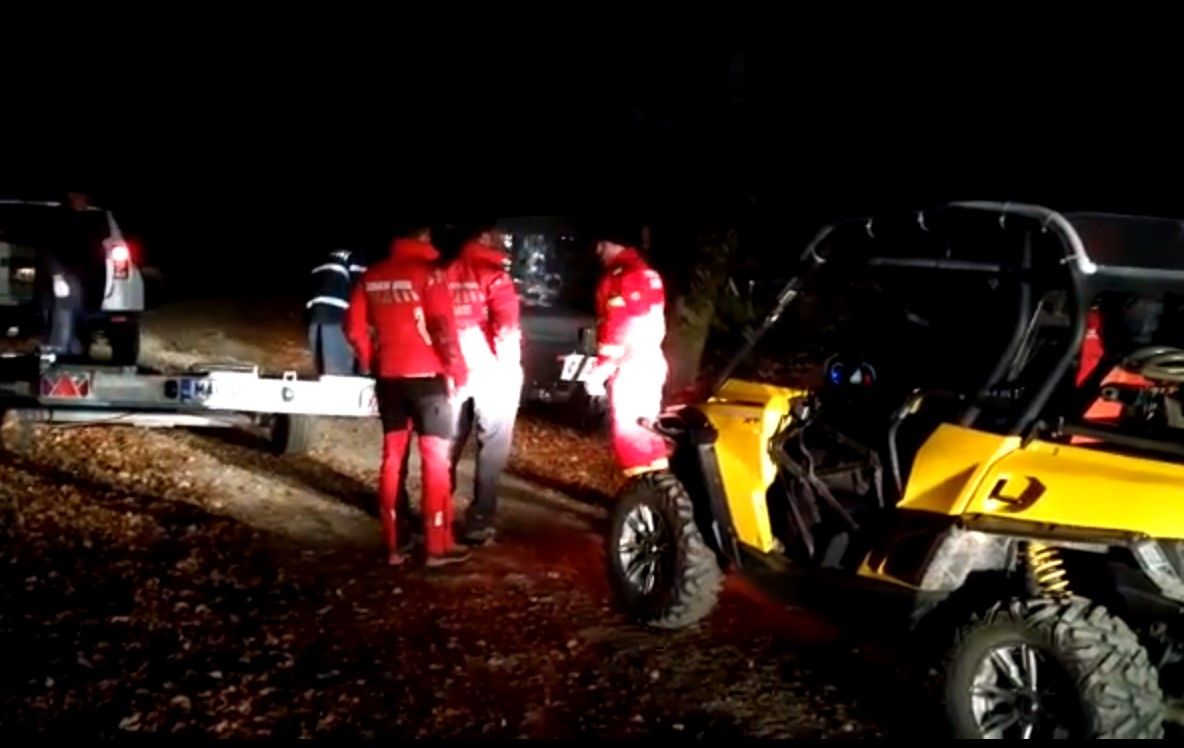 Tânăr căzut într-o râpă din munții Baiului, salvat de salvamontiști | VIDEO