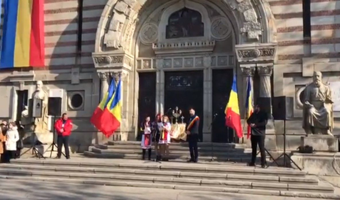 Primarul Ploieștiului, Adrian Dobre, criticat dur după ce trei eleve au fost ținute în ger, la mânecă scurtă, pentru a vorbi în locul lui | VIDEO