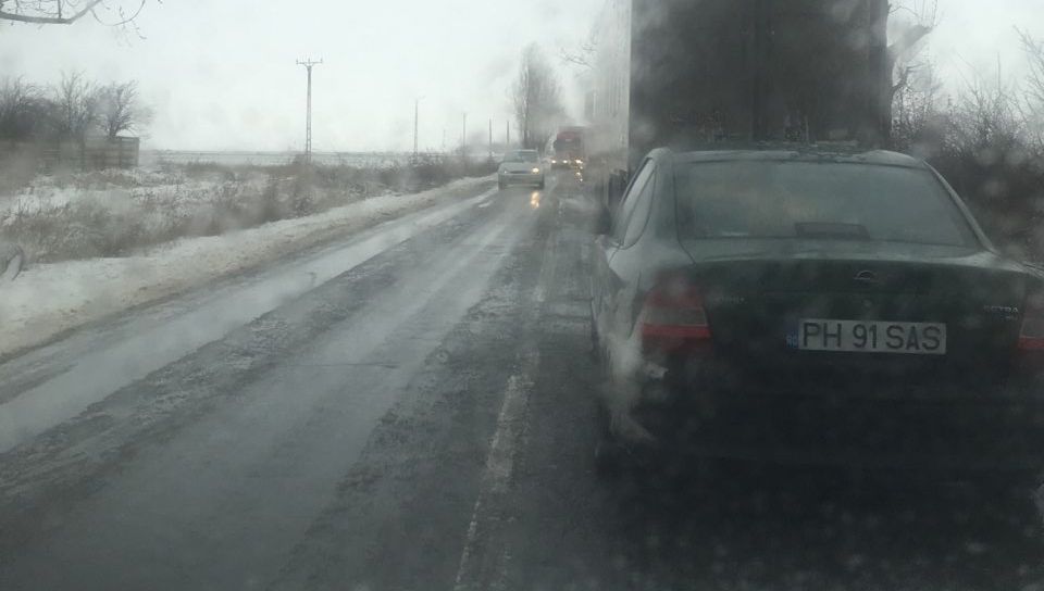 Atenție , șoferi! S-a format coloană de mașini pe DN 1 D, pe tronsonul Albești Paleologu – Sălciile