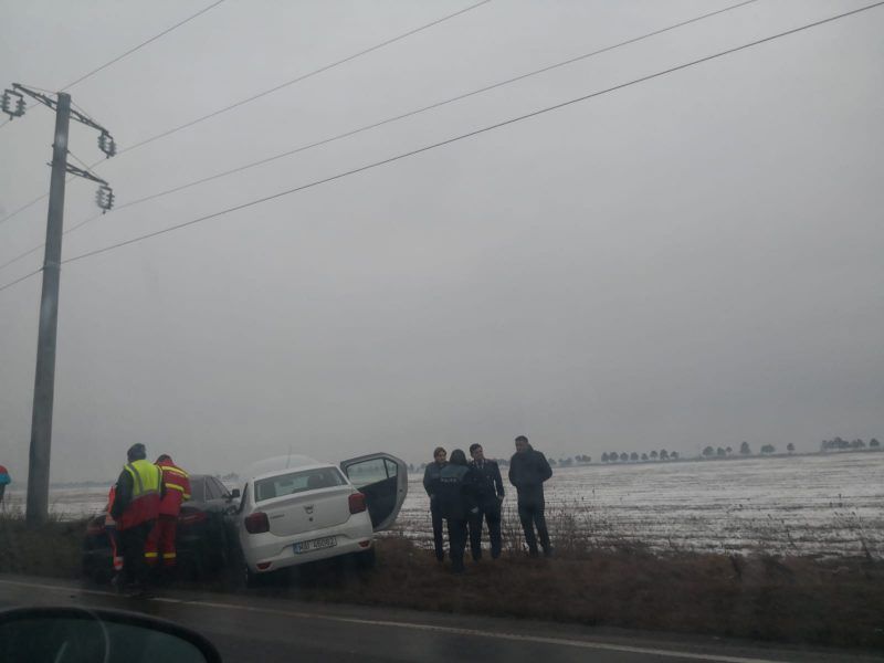 Patru autoturisme, implicate într-un accident rutier pe DN1. A fost implicată și o mașină a Poliției | FOTO