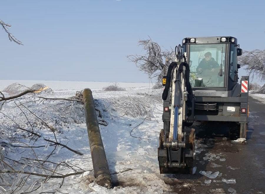 Aproximativ 2000 de abomați fără energie electrică în Prahova. Zece  stâlpi  s-au rupt din cauza înghețului | FOTO&amp;VIDEO