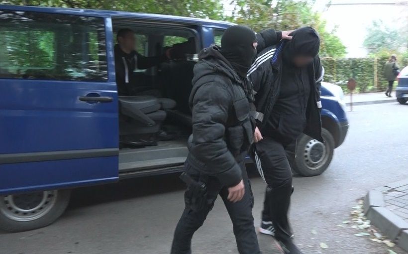 VIDEO| Percheziții în Ploiești la persoane suspecte de furturi din societăți comerciale