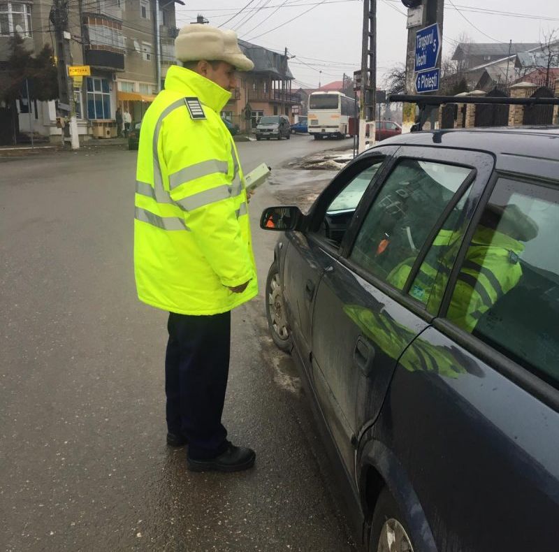Doi ”pirați”, amendați că transportau ilegal navetiști în Prahova pe DN 1A