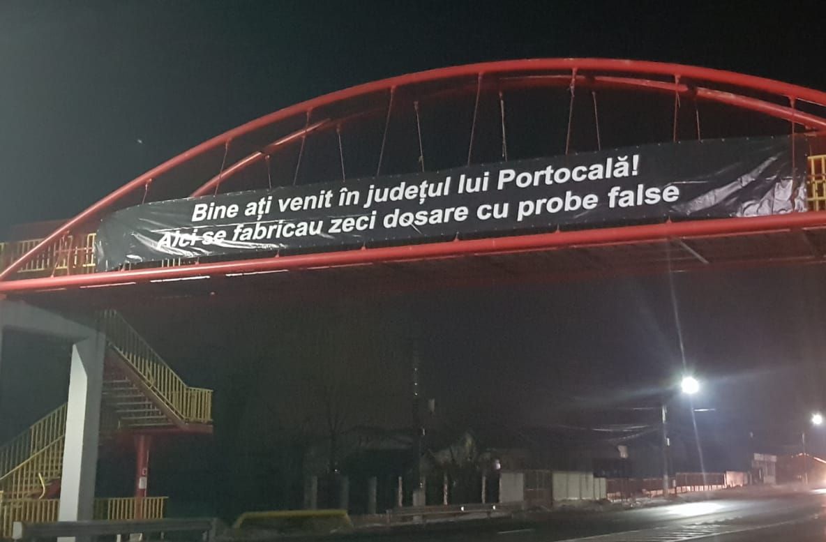 Banner cu mesaj împotriva procurorului Mircea Negulescu pe DN 1, la Bărcănești! Acesta a fost înlăturat