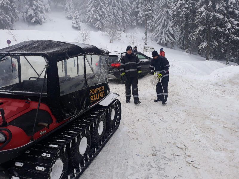 Sinaia: Familie cu un copil, înzăpezită pe drumul spre Stâna Regală | FOTO&amp; VIDEO