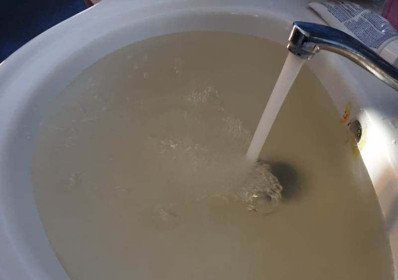 Consumul de apă de la robinet, interzis în școlile din Ploiești!