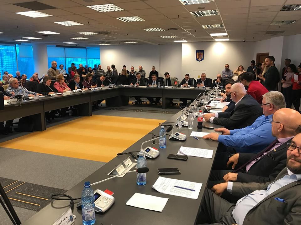 Scandal politic la Ploiești pe tema majorării tarifului la gigacalorie. Ploieștenii riscă să rămână fără apă caldă și căldură