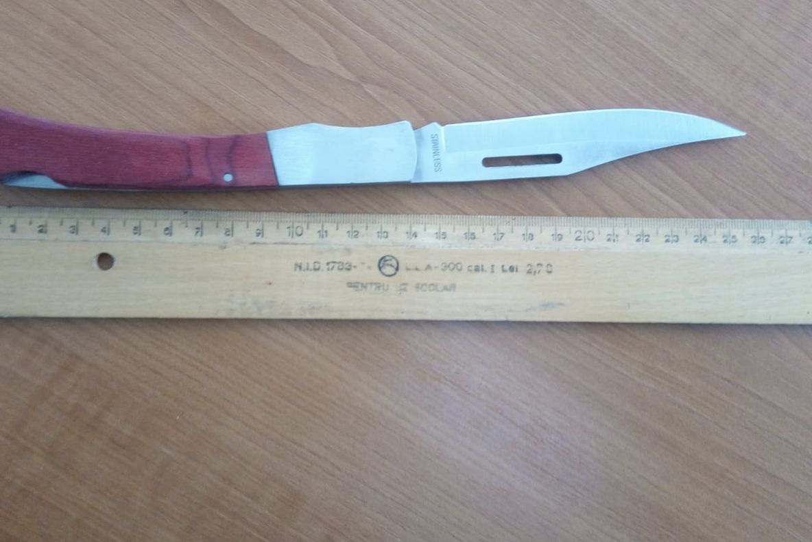 Clienții unui supermarket din Ploiești, amenințați cu cuțitul de un tânăr