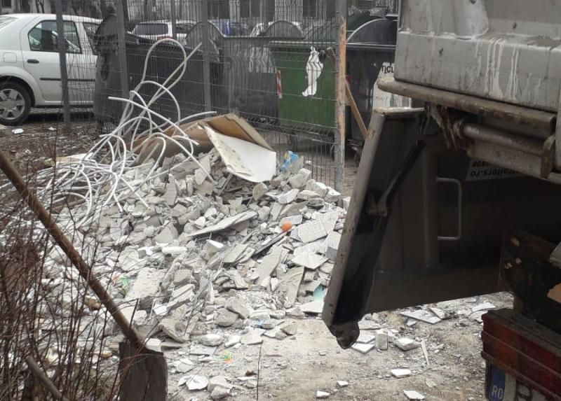 Ploieştiul, un oraş murdar şi din cauza locuitorilor! Tone de deșeuri rezultate din construcții, aruncate pe domeniul public FOTO