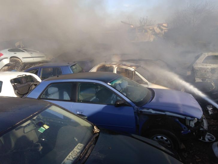 FOTO/ VIDEO Un incendiu de vegetație s-a extins și la un parc auto-dezmebrate în zona Ploiești Shopping City!