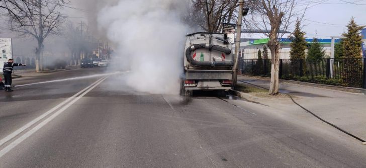VIDEO Mașină de gunoi în flăcări la Ploiești