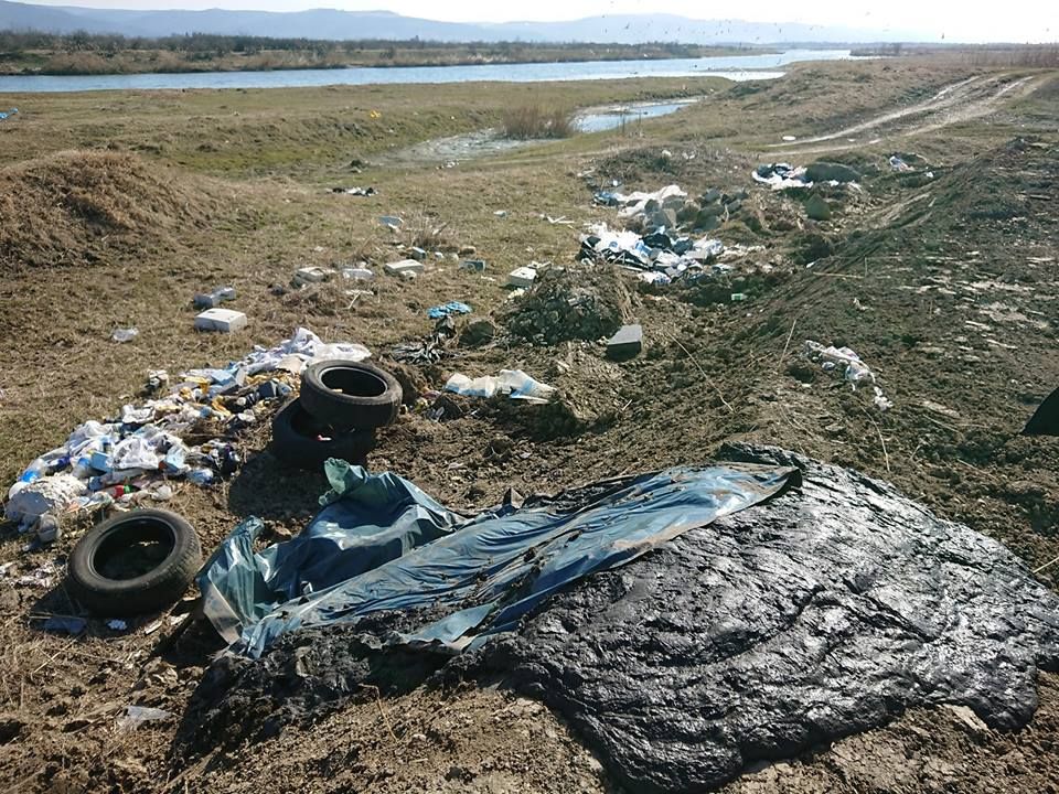 De la cititori: ”Chiar nu îi interesează de sănătatea noastră” ! Spumă de culoare galbenă pe străzile din Ploiești VIDEO