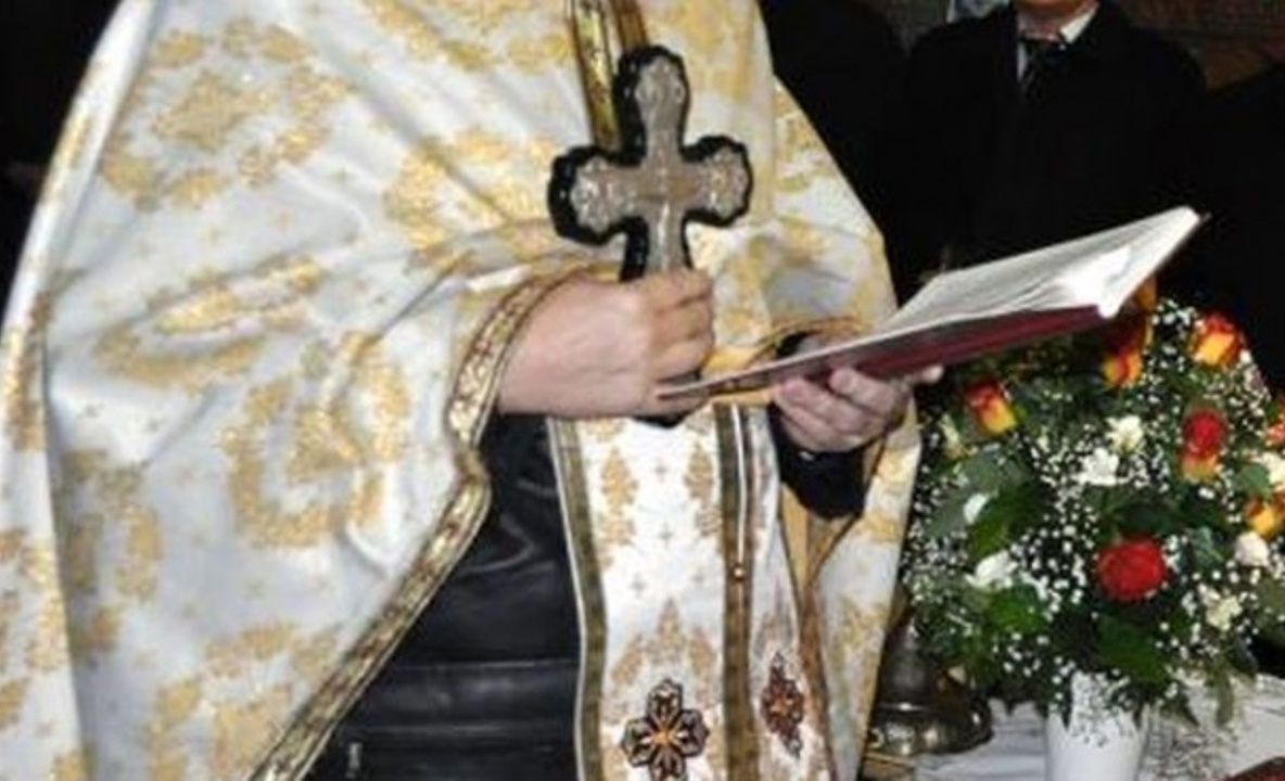 Preotul din Lapoș, acuzat că  a agresat o elevă de clasa a III-a, la ora de Religie