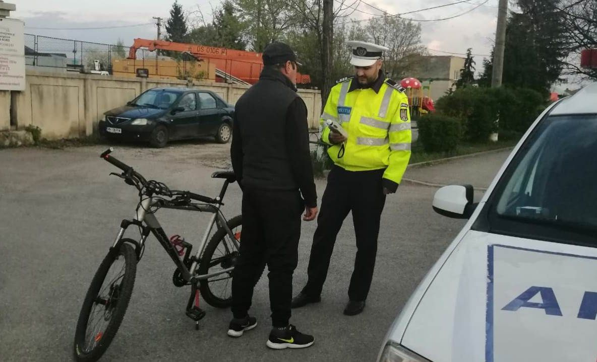 Biciclist la un pas de comă alcoolică, depistat de polițiști la Chițorani în Prahova