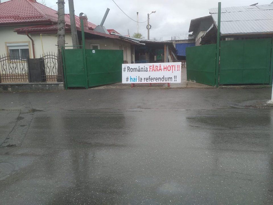 VIDEO | Tăriceanu, întâmpinat la Câmpina cu mesajul “România fără hoți. Hai la referendum!”