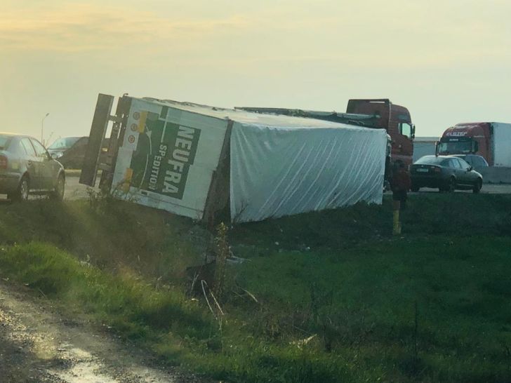 FOTO  TIR răsturnat pe DN1, în giratoriul de la Strejnicu