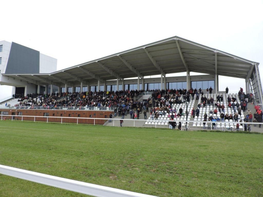 Un ploieștean a murit după ce a căzut pe scările tribunei de la Hipodrom