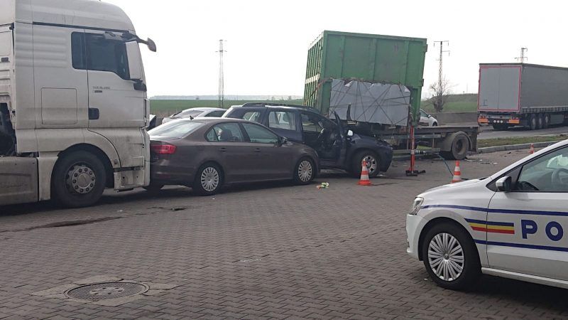 O remorcă s-a desprins și a avariat trei autoturisme și un camion