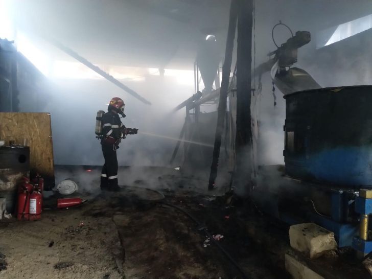 FOTO/VIDEO Incendiu la o fabrică de brichete și peleți din Comarnic