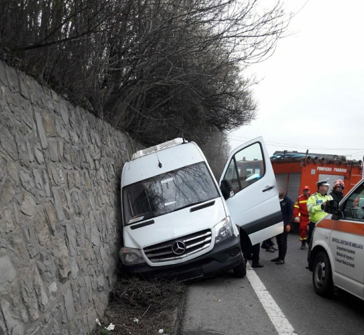 FOTO Microbuz cu 19 persoane, implicat într-un accident pe DN1, la Nistorești. 3 persoane rănite