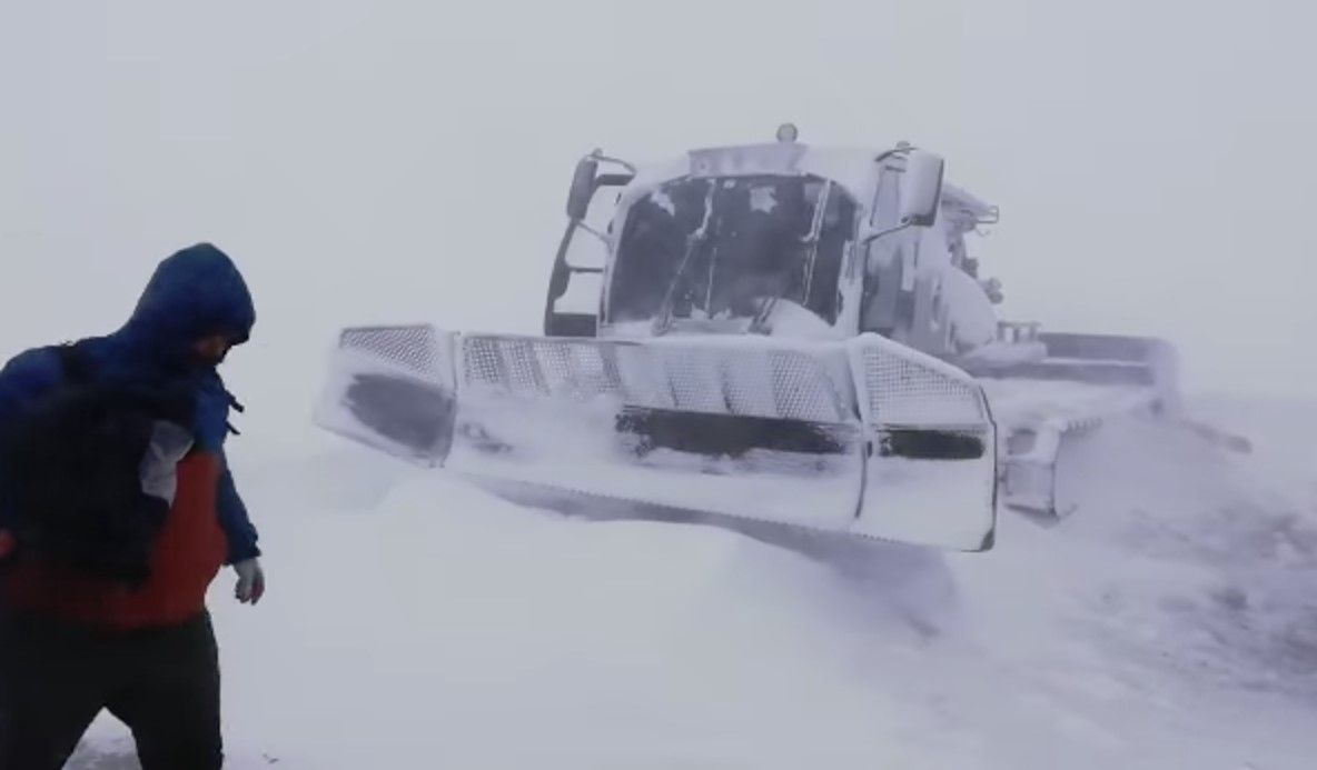 VIDEO | Imagini incredibile surprinse la Sinaia, la Cota 2000 . Este iarnă în toată regula de 1 Mai!