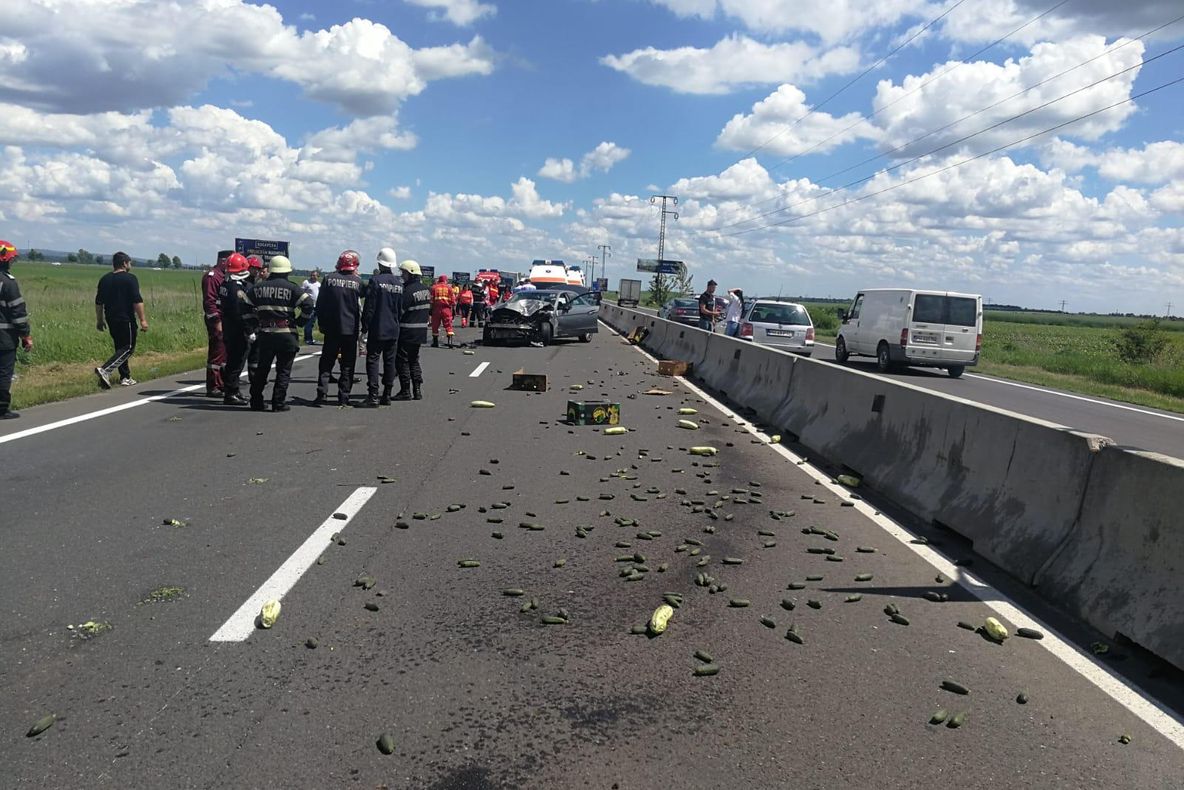 FOTO&amp;VIDEO| Trei persoane rănite într-un accident grav pe DN1, la Băicoi. Un autoturism este răsturnat pe câmp!