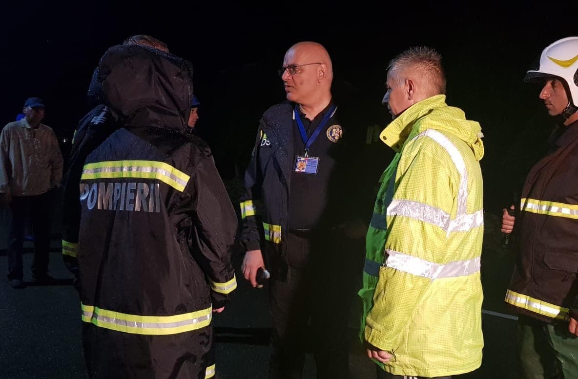 900 de pompieri prahoveni, în continuare la datorie în zonele afectate de inundații