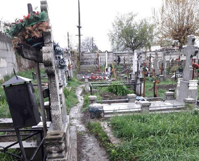 Tarife noi în cimitirele din Ploiești. Aproape 100 de euro pentru săpatul unei gropi