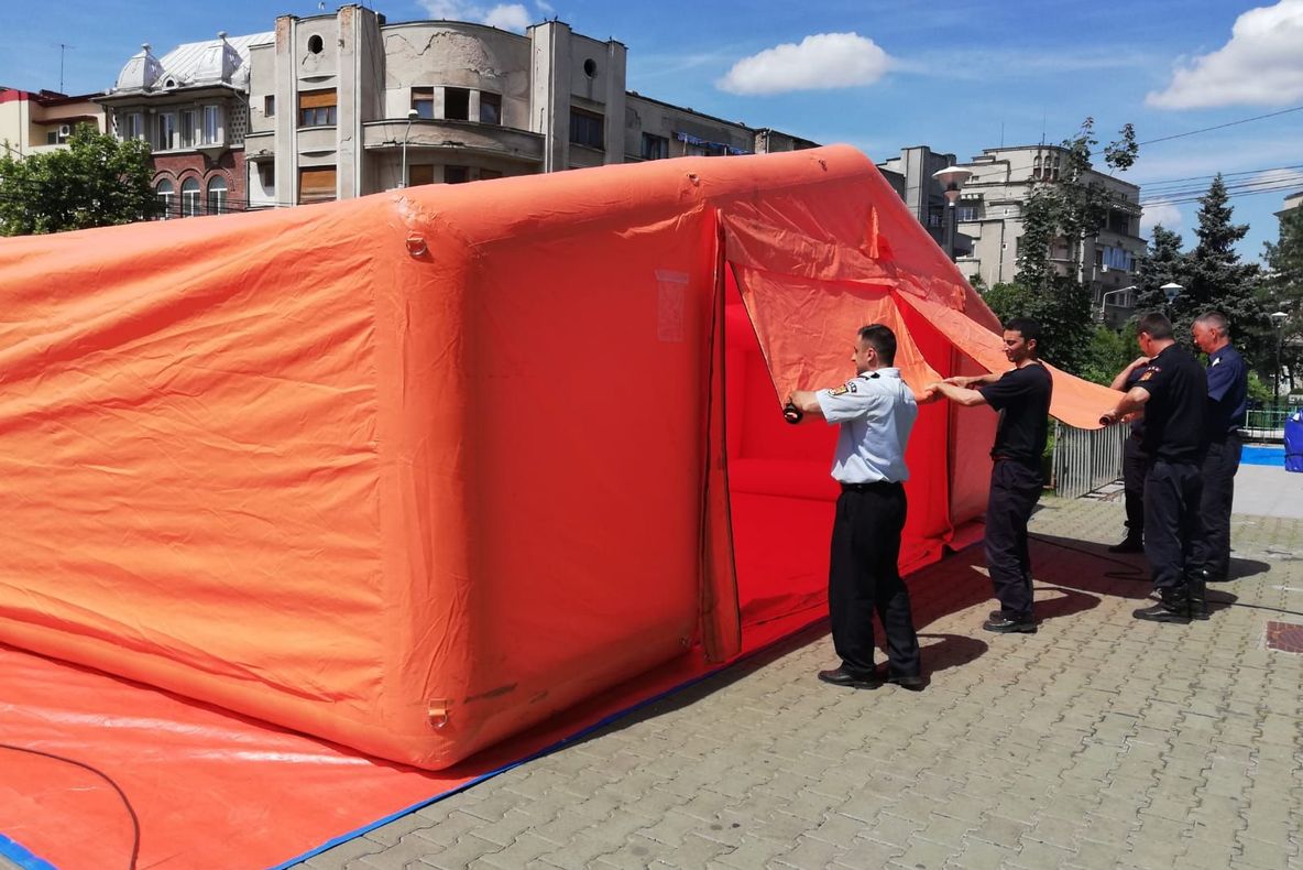 FOTO Alegeri europarlamentare 2019. Corturi și garduri metalice, la Palatul Administrativ din Ploiești