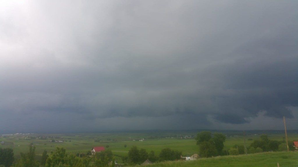Avertizare RO-ALERT în mai multe localități din Prahova. Se anunță averse torențiale, grindină și vijelii!