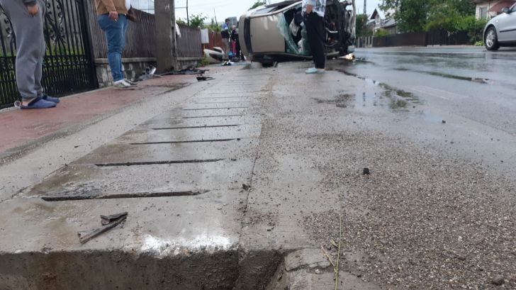 FOTO Accident, sâmbătă dimineața, la Găgeni, pe DJ102